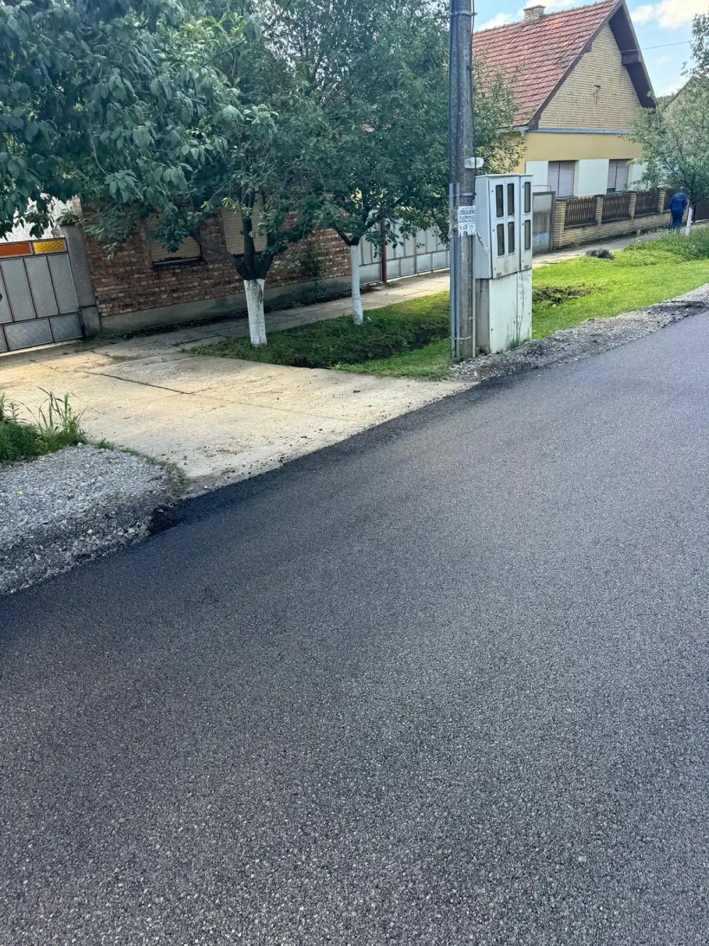 Detalj završnog sloja asfalta i uređenja ivica kolovoza